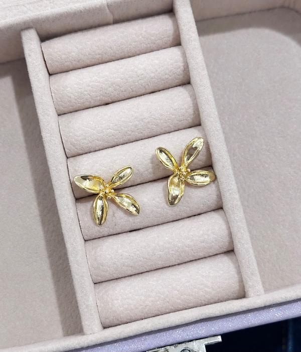 Aretes Flor Dorada 4 Pétalos