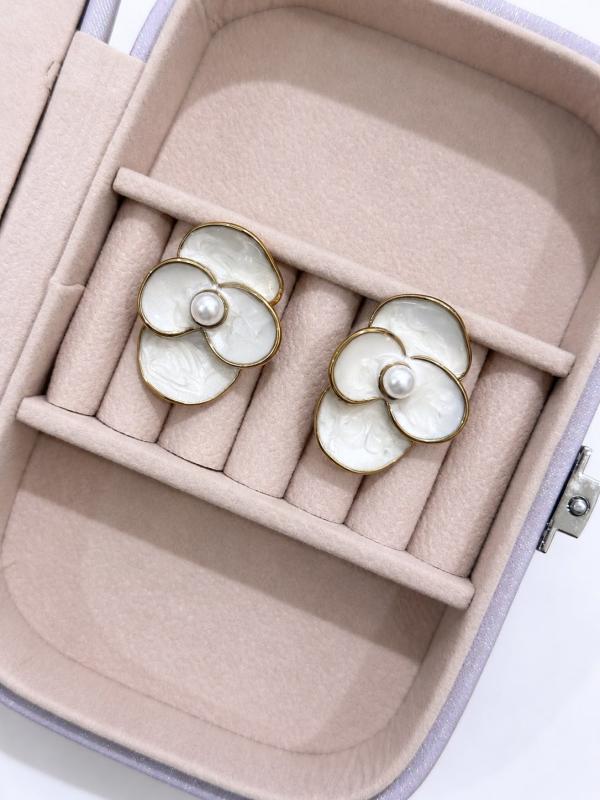 Arete Flor Nacarada Con Perla
