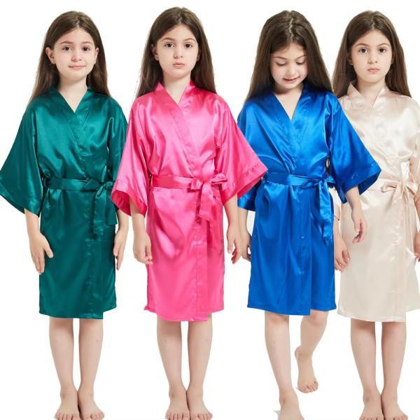Bata de satín para niña